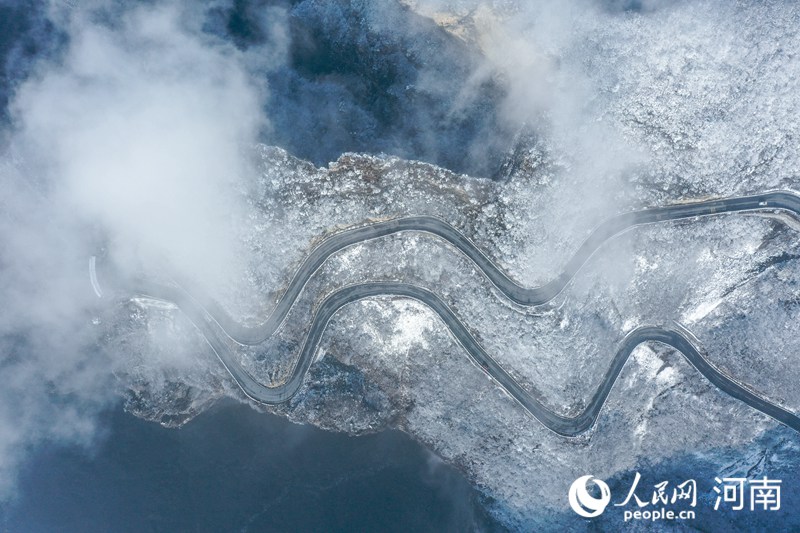 White snow turns Yuntai Mountain into fairyland