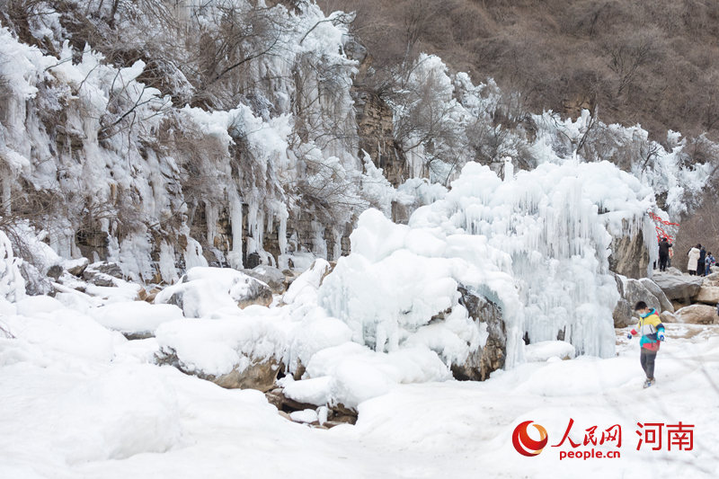 Spectacular ice falls in Yuntai Mountain