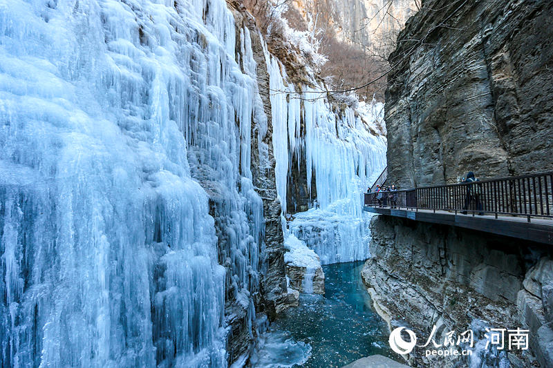 Spectacular ice falls in Yuntai Mountain