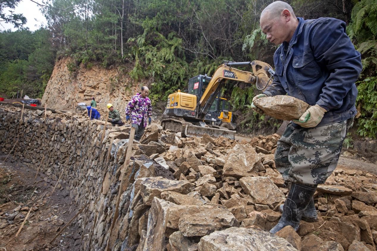 China builds, upgrades 59,000 km of roads in poor areas