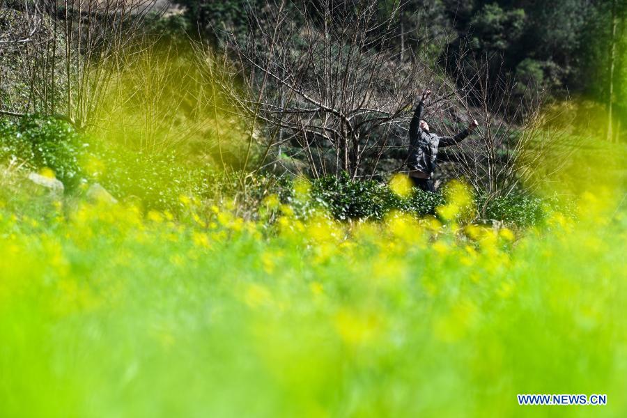 Villagers in Guizhou busy with farm work in early spring