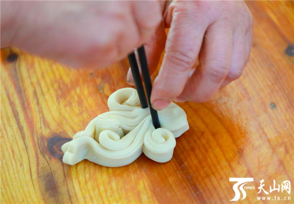 Xinjiang’s tasty Spring Festival fried snacks