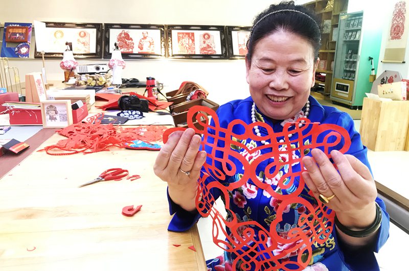 Family in NW China's Ningxia carries forward paper cutting culture