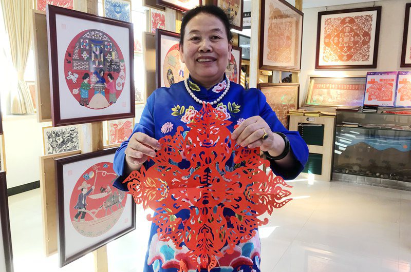 Family in NW China's Ningxia carries forward paper cutting culture