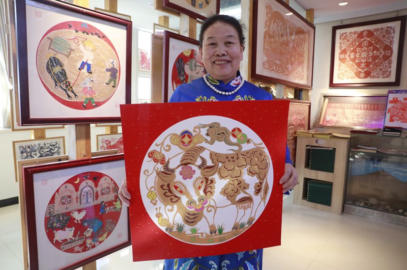 Family in NW China's Ningxia carries forward paper cutting culture