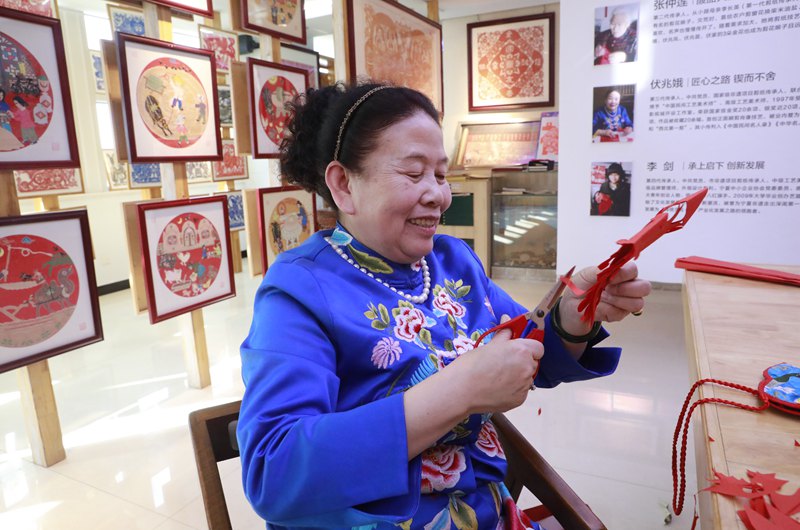 Family in NW China's Ningxia carries forward paper cutting culture