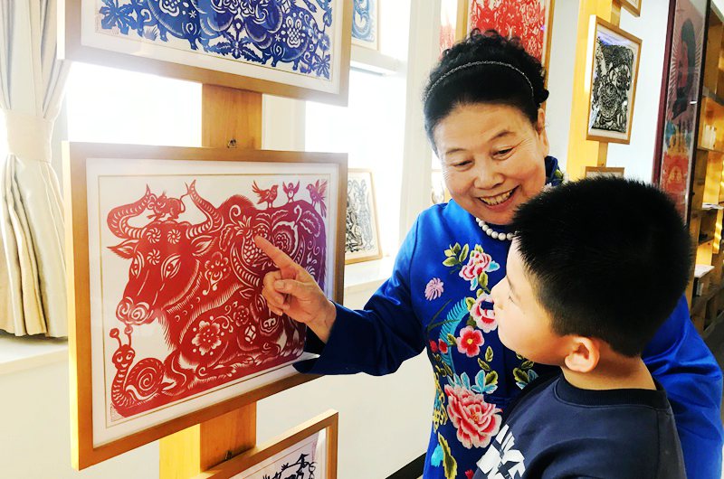 Family in NW China's Ningxia carries forward paper cutting culture