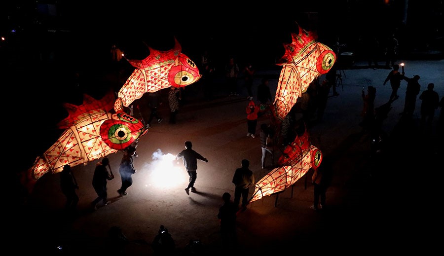 Villagers in E China's Anhui hold fish-shaped lanterns parade to celebrate Lantern Festival