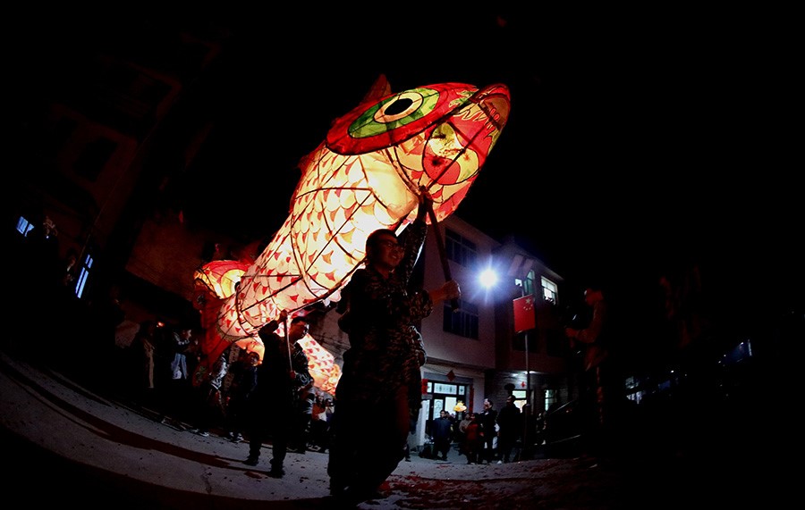 Villagers in E China's Anhui hold fish-shaped lanterns parade to celebrate Lantern Festival