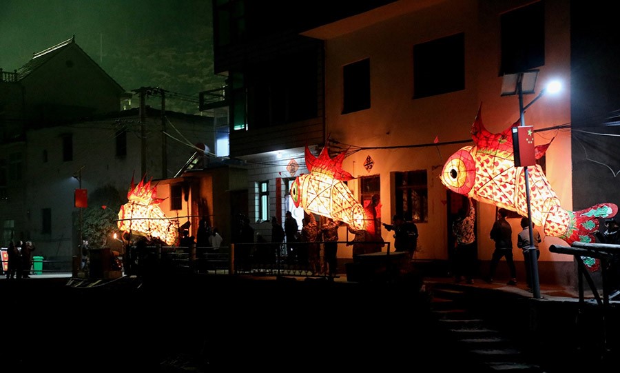 Villagers in E China's Anhui hold fish-shaped lanterns parade to celebrate Lantern Festival