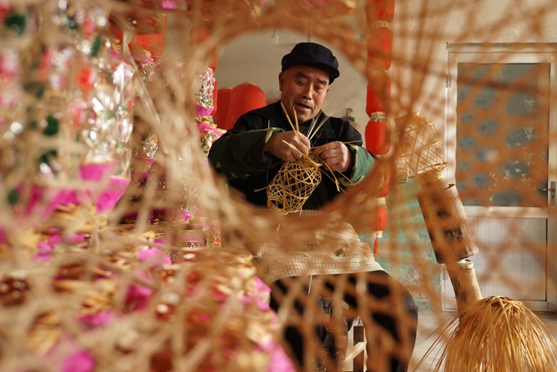 Lantern making gives villagers in E China's Shandong steady income