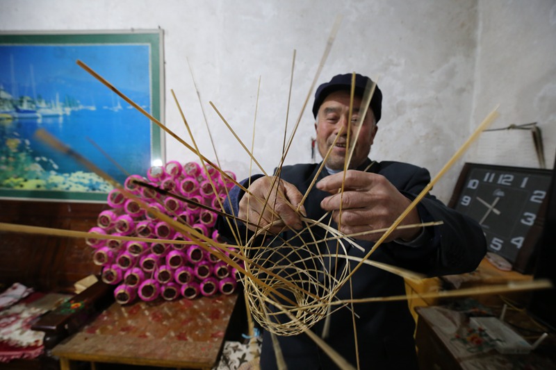 Lantern making gives villagers in E China's Shandong steady income