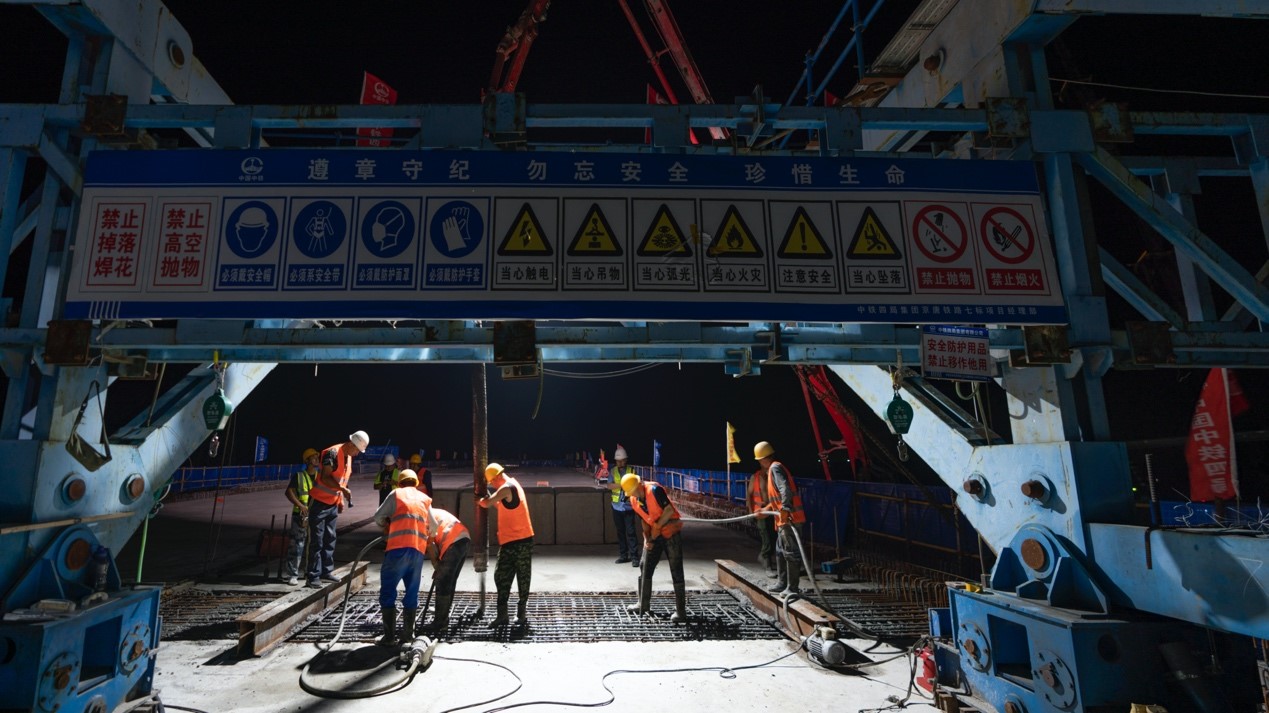 China to accelerate suburban railway construction, build more one-hour commuting circles