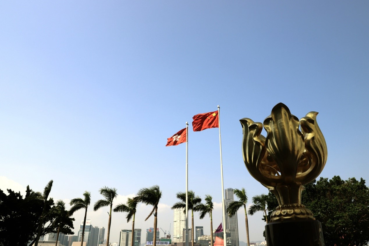 Photo shows a bronze statue on the Golden Bauhinia Square, Hong Kong. (People’s Daily/You Bing)