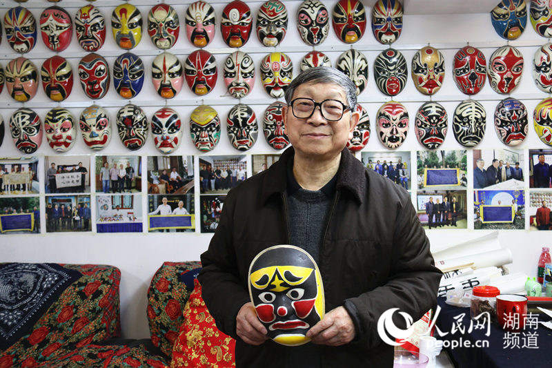 Septuagenarian dedicated to making facial make-up for traditional Chinese opera