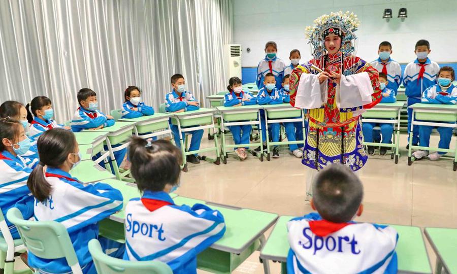 Troupe attracts more young people to Chinese Peking Opera