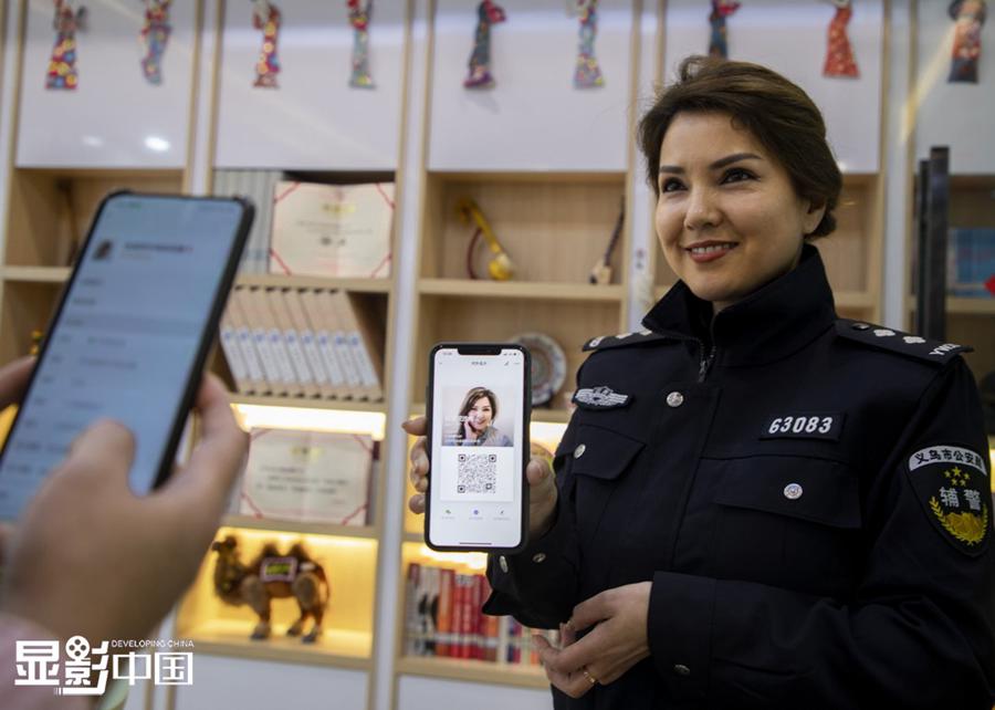 Meet the auxiliary police officer in E China's Zhejiang who can speak eight languages