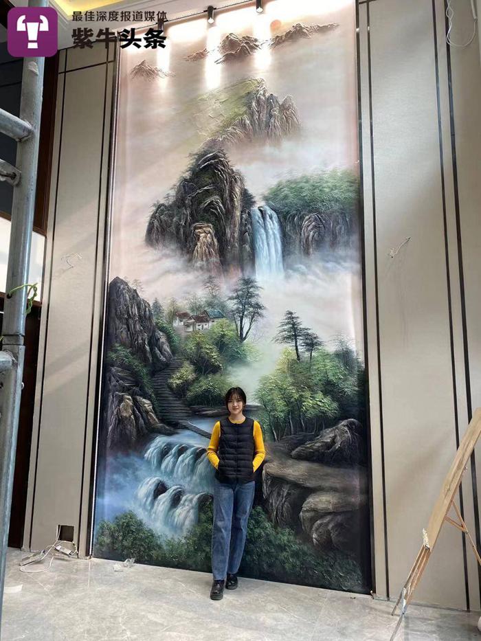 Late-90s girl runs a thriving business producing mural painting, earns 40,000 yuan in six days