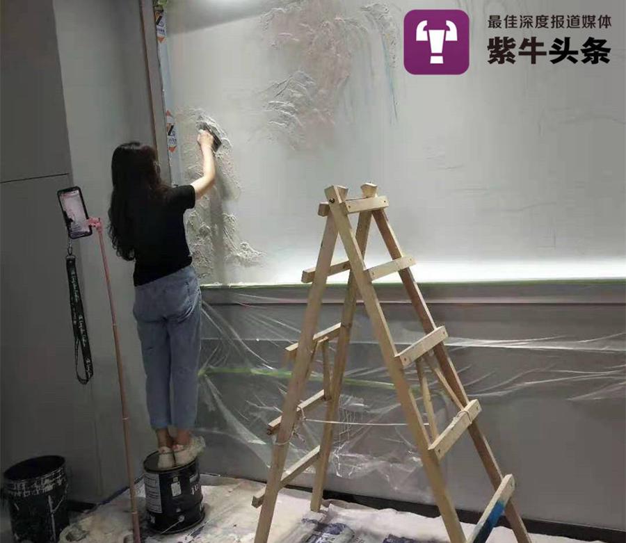 Late-90s girl runs a thriving business producing mural painting, earns 40,000 yuan in six days