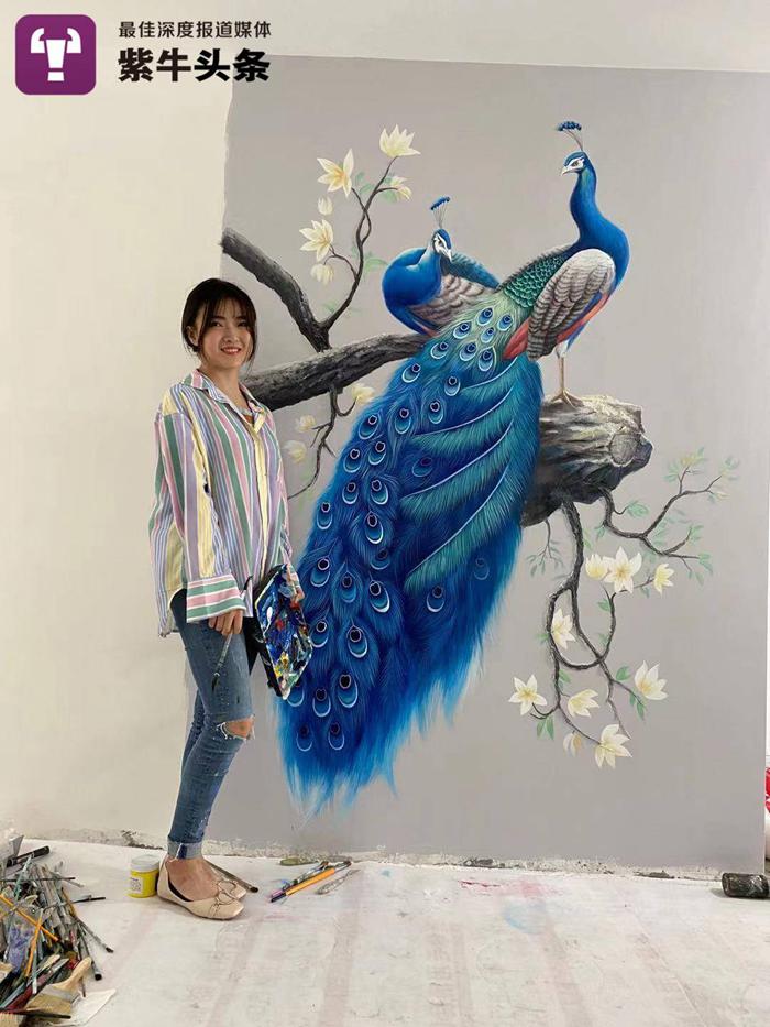 Late-90s girl runs a thriving business producing mural painting, earns 40,000 yuan in six days