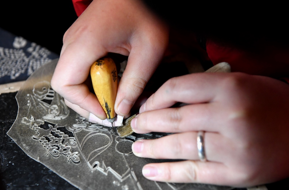 Young man with dwarfism dedicated to passing on Chinese shadow puppetry