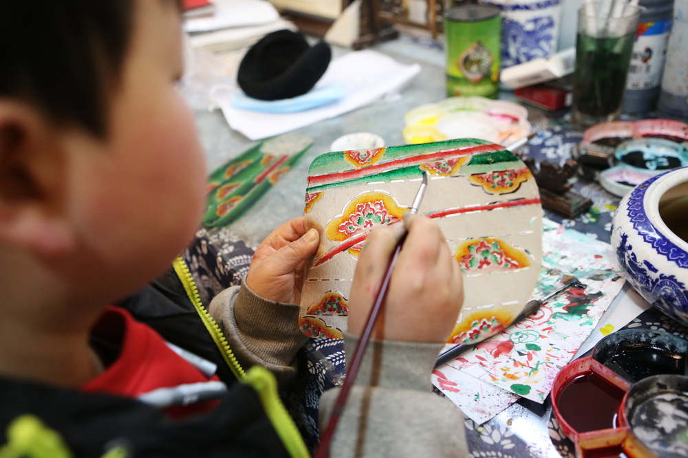 Young man with dwarfism dedicated to passing on Chinese shadow puppetry