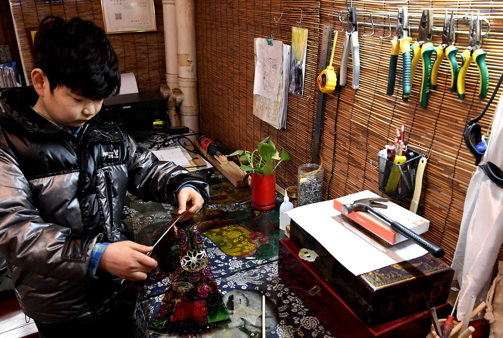 Young man with dwarfism dedicated to passing on Chinese shadow puppetry