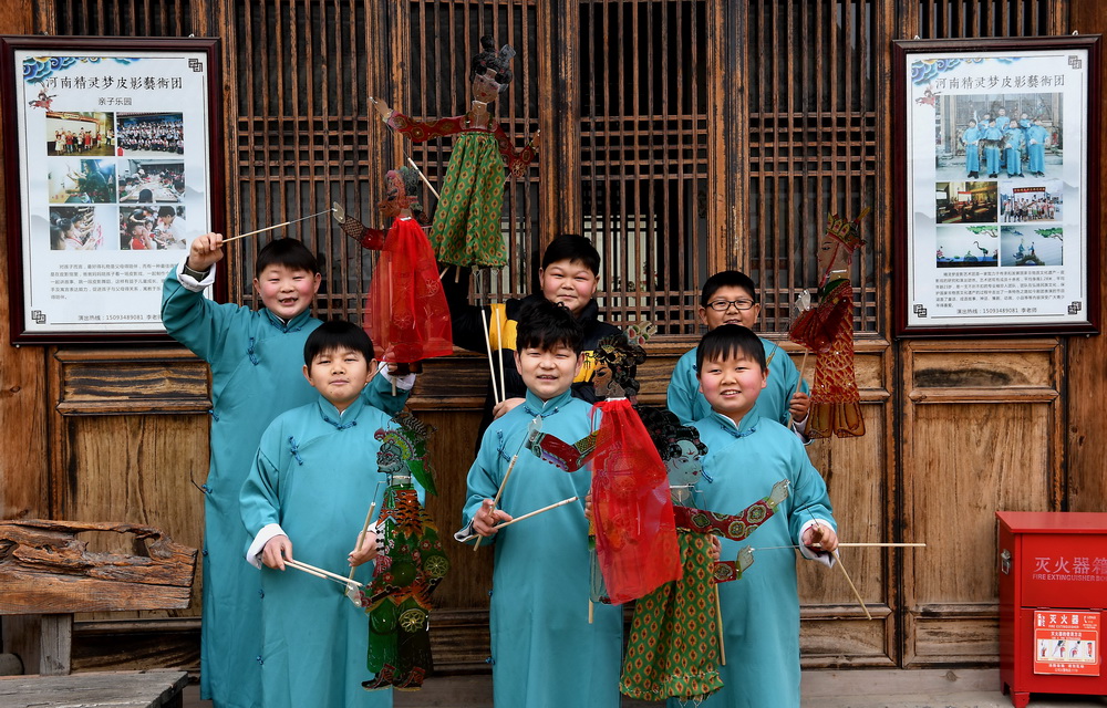 Young man with dwarfism dedicated to passing on Chinese shadow puppetry