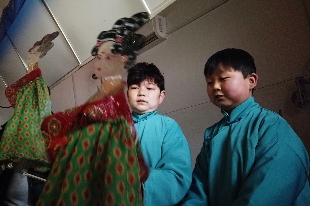 Young man with dwarfism dedicated to passing on Chinese shadow puppetry