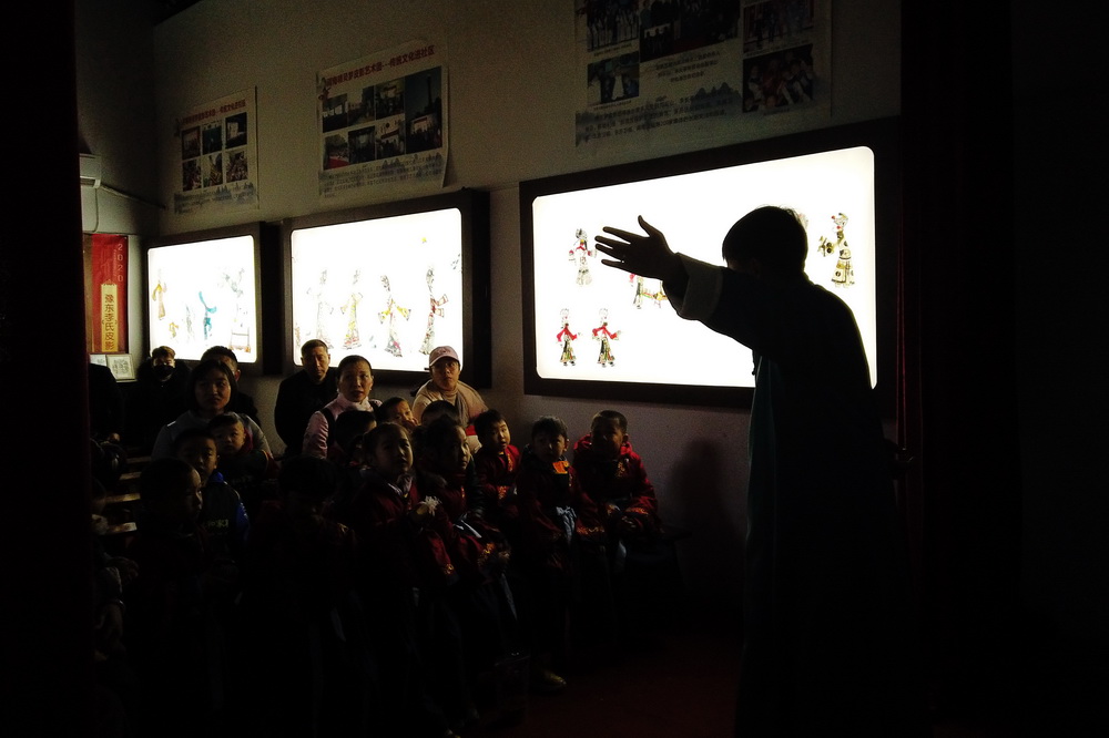 Young man with dwarfism dedicated to passing on Chinese shadow puppetry