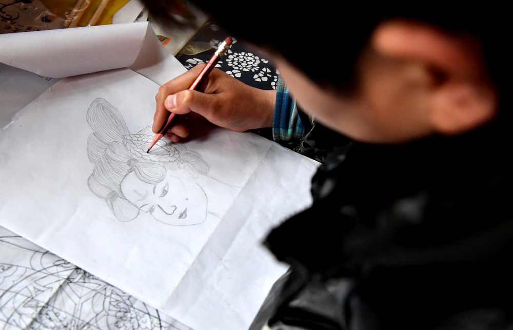 Young man with dwarfism dedicated to passing on Chinese shadow puppetry