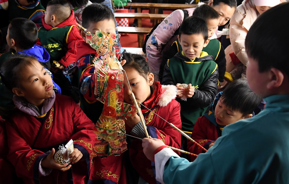 Young man with dwarfism dedicated to passing on Chinese shadow puppetry