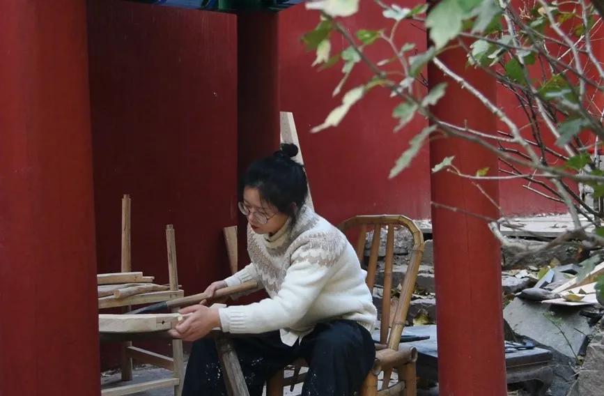 Post-90s Chinese girl builds replica of a wood pavilion found at the Forbidden City