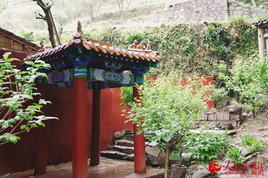 Post-90s Chinese girl builds replica of a wood pavilion found at the Forbidden City