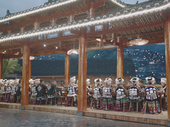 Miao long-table banquet brings you on date with delicious Guizhou cuisine and ethnic hospitality