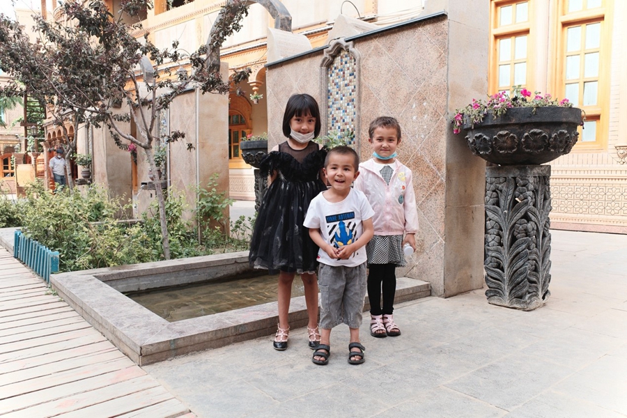 Smiling kids in Xinjiang