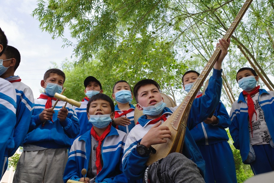 Smiling kids in Xinjiang