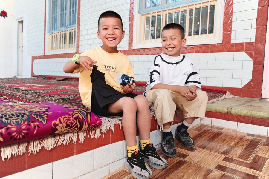 Smiling kids in Xinjiang