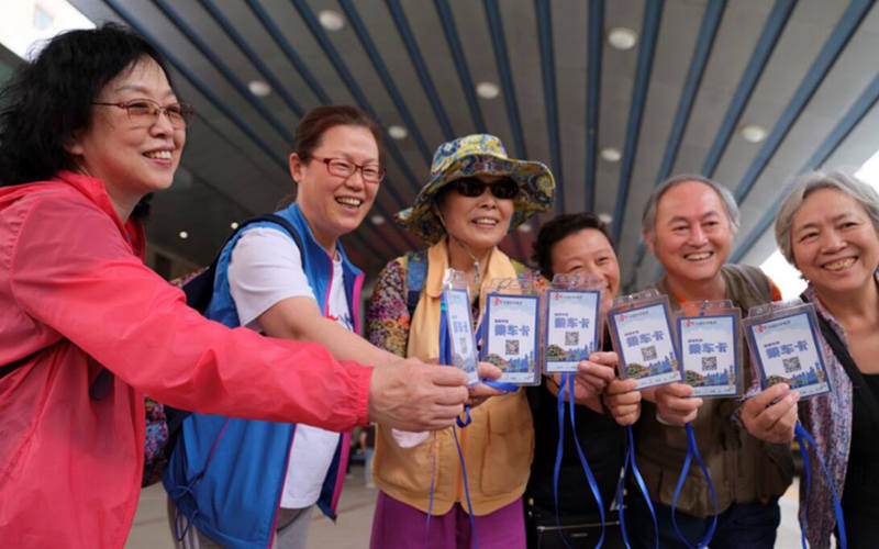 Beijing launches first tourist train to Tibet