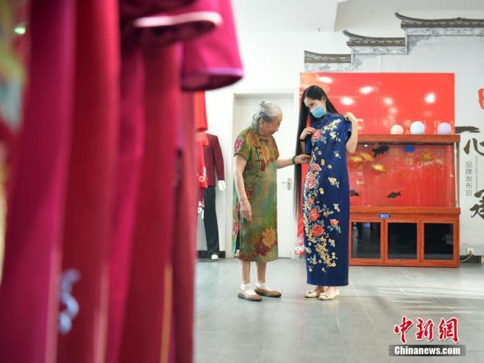 Octogenarian designer shares beauty of qipao