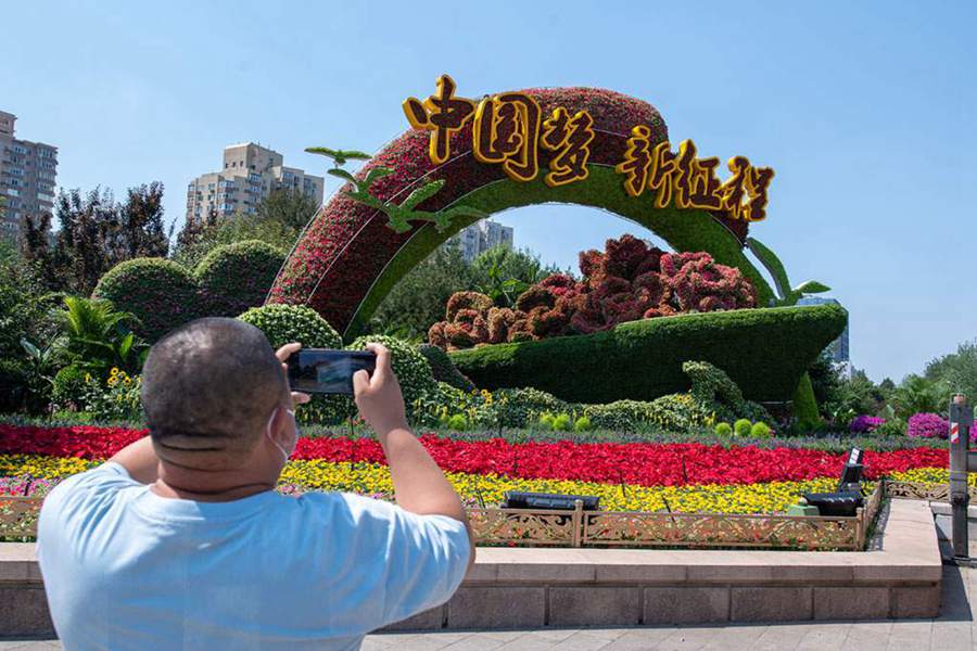 Flowerbeds adorn Beijing's Chang'an Avenue to celebrate centennial of CPC