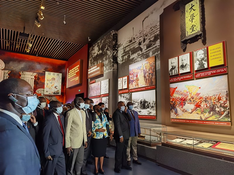 Over 100 foreign diplomats visit exhibition on CPC history in Beijing