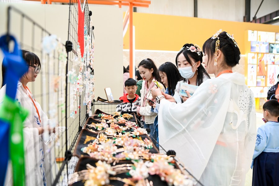 Traditional hanfu costumes gain traction among China's younger generation