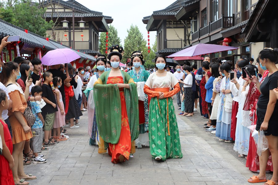 Traditional hanfu costumes gain traction among China's younger generation