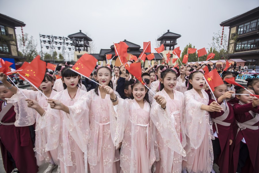 Traditional hanfu costumes gain traction among China's younger generation