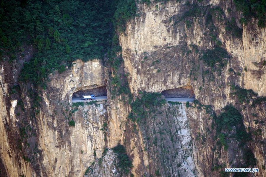 Road over cliff seen in Pingshun County, north China's Shanxi