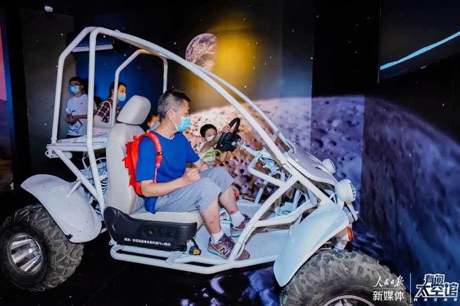 Immersive center gives Shanghai residents experience of space travel