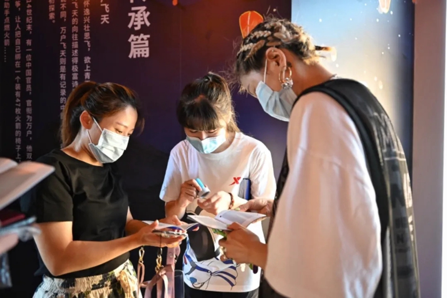 Immersive center gives Shanghai residents experience of space travel