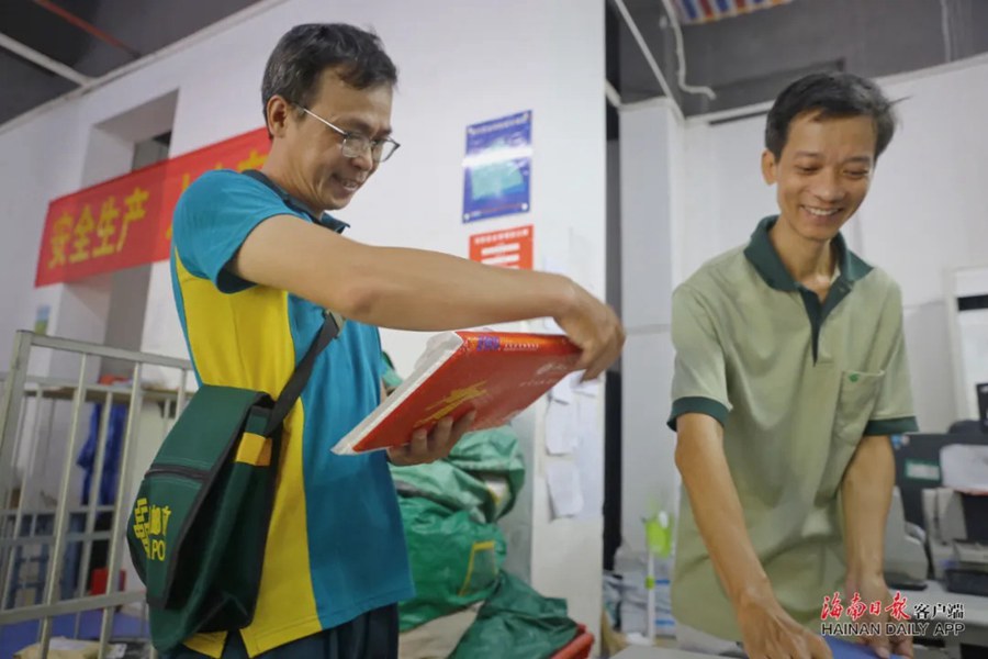 Veteran postman delivers university admission letter to his own son