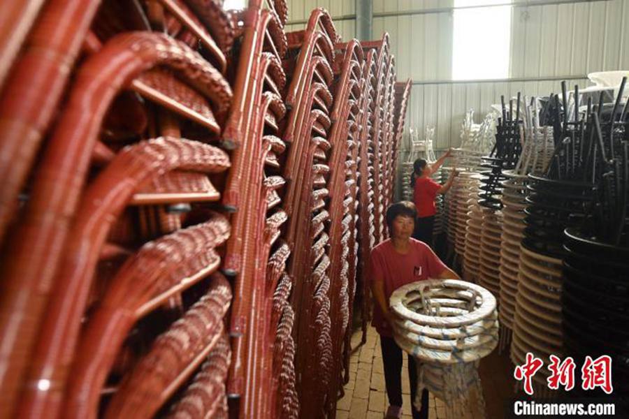 Rattan chair-weaving business in N China lifts 7,000 villagers out of poverty